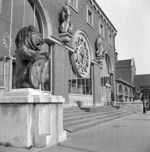 150420 Gezicht op de hoofdingang met standbeelden van het N.S.-station 's-Hertogenbosch te 's-Hertogenbosch.